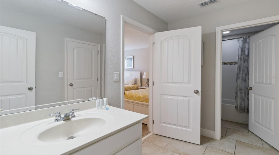 Davenport, Florida 33837, 6 Bedrooms Bedrooms, ,5 Bathroomsbathrooms,Residential,For Sale,Oakview,Mfro6302457