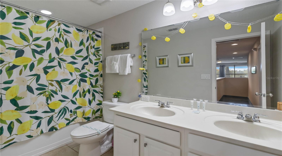 Davenport, Florida 33837, 6 Bedrooms Bedrooms, ,5 Bathroomsbathrooms,Residential,For Sale,Oakview,Mfro6302457