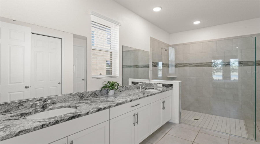 KISSIMMEE, Florida 34747, 6 Bedrooms Bedrooms, ,4 BathroomsBathrooms,Residential,For Sale,TROPICAL PALMS,0,MFRO6302103