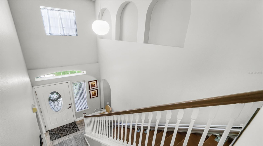 Vaulted Ceiling - Natural Light