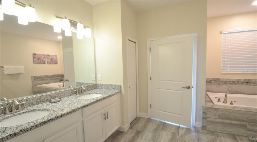 Davenport, Florida 33896, 8 Bedrooms Bedrooms, ,5 Bathroomsbathrooms,Residential,For Sale,Stinger,Mfrs5125541