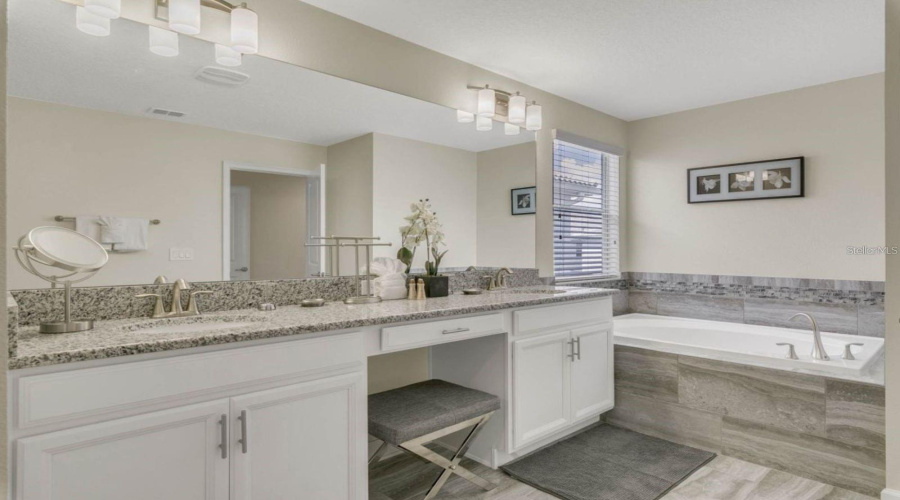 Kissimmee, Florida 34746, 5 Bedrooms Bedrooms, ,5 Bathroomsbathrooms,Residential,For Sale,Kings Castle,Mfro6304817