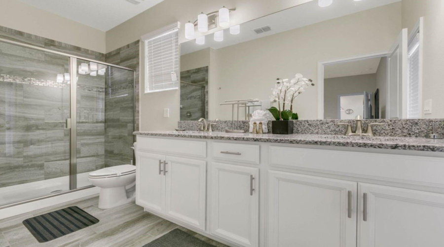 Kissimmee, Florida 34746, 5 Bedrooms Bedrooms, ,5 Bathroomsbathrooms,Residential,For Sale,Kings Castle,Mfro6304817