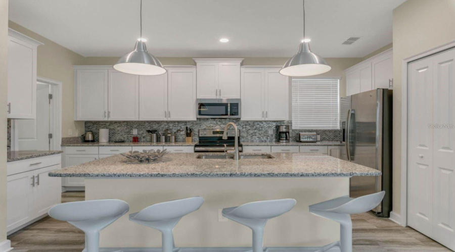 Kissimmee, Florida 34746, 5 Bedrooms Bedrooms, ,5 Bathroomsbathrooms,Residential,For Sale,Kings Castle,Mfro6304817