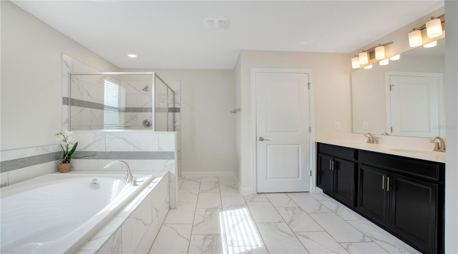 Davenport, Florida 33896, 6 Bedrooms Bedrooms, ,6 Bathroomsbathrooms,Residential,For Sale,Stinger,Mfro6305572