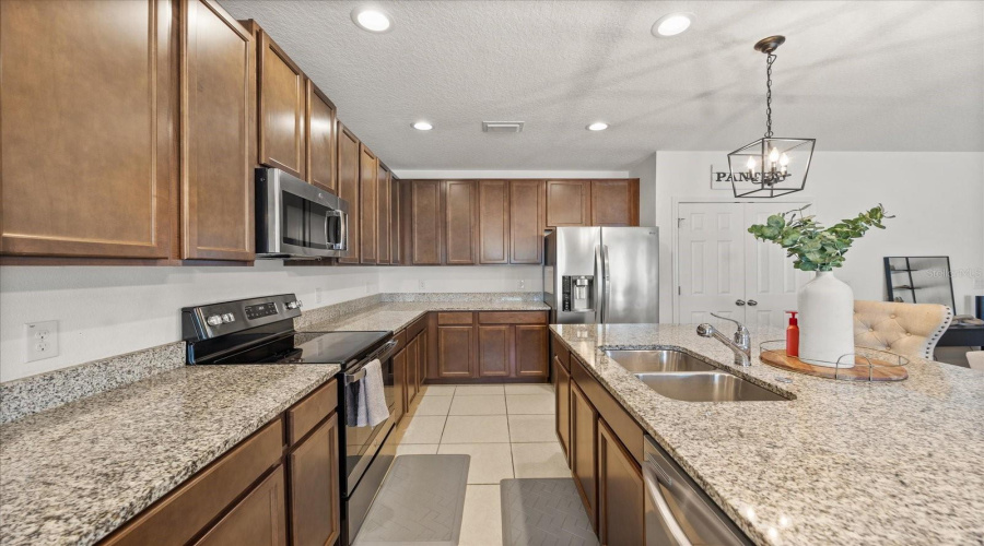 Davenport, Florida 33837, 4 Bedrooms Bedrooms, ,2 Bathroomsbathrooms,Residential,For Sale,Avenal,Mfro6304577