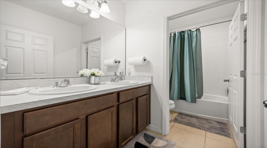 Davenport, Florida 33837, 4 Bedrooms Bedrooms, ,2 Bathroomsbathrooms,Residential,For Sale,Avenal,Mfro6304577