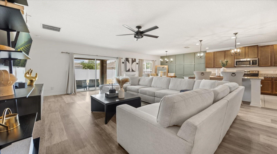 Davenport, Florida 33837, 4 Bedrooms Bedrooms, ,2 Bathroomsbathrooms,Residential,For Sale,Avenal,Mfro6304577