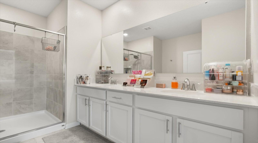 Kissimmee, Florida 34746, 5 Bedrooms Bedrooms, ,4 Bathroomsbathrooms,Residential,For Sale,Bluff Oak,Mfro6305044