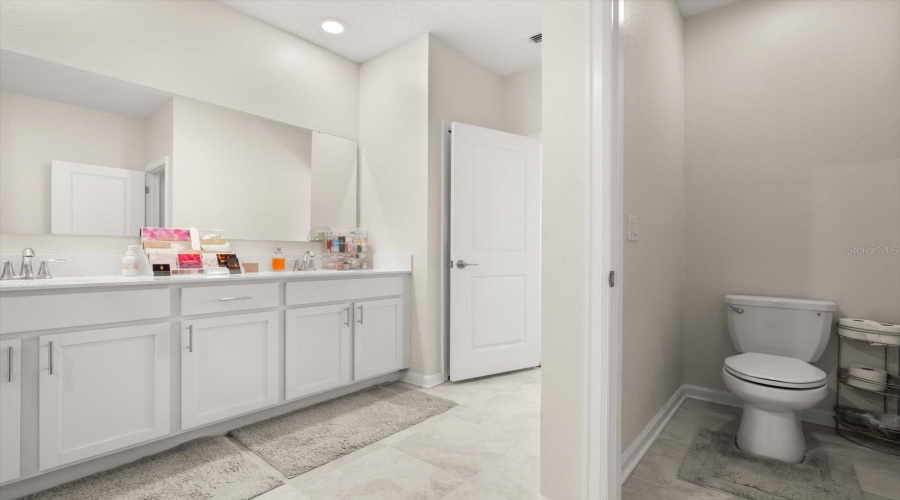 Kissimmee, Florida 34746, 5 Bedrooms Bedrooms, ,4 Bathroomsbathrooms,Residential,For Sale,Bluff Oak,Mfro6305044
