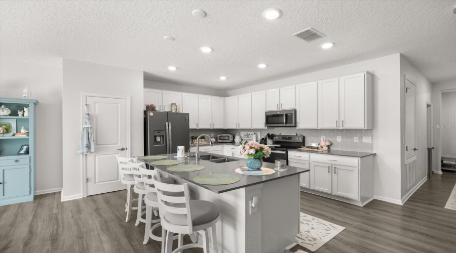 Kissimmee, Florida 34746, 5 Bedrooms Bedrooms, ,4 Bathroomsbathrooms,Residential,For Sale,Bluff Oak,Mfro6305044