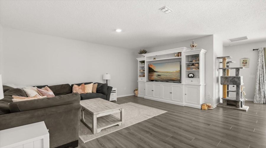 Kissimmee, Florida 34746, 5 Bedrooms Bedrooms, ,4 Bathroomsbathrooms,Residential,For Sale,Bluff Oak,Mfro6305044
