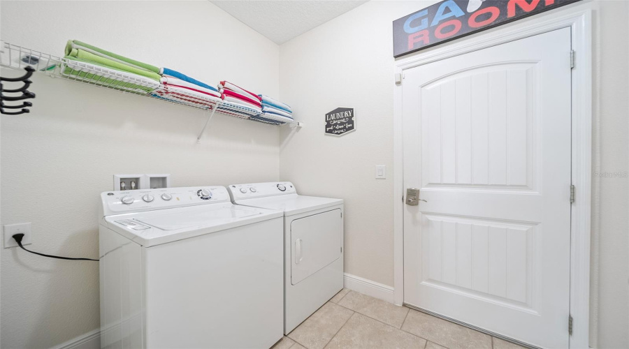 Davenport, Florida 33837, 6 Bedrooms Bedrooms, ,4 Bathroomsbathrooms,Residential,For Sale,Oakbourne,Mfro6305379