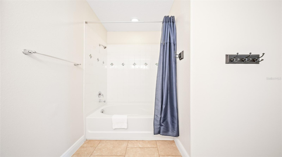Davenport, Florida 33837, 6 Bedrooms Bedrooms, ,4 Bathroomsbathrooms,Residential,For Sale,Oakbourne,Mfro6305379