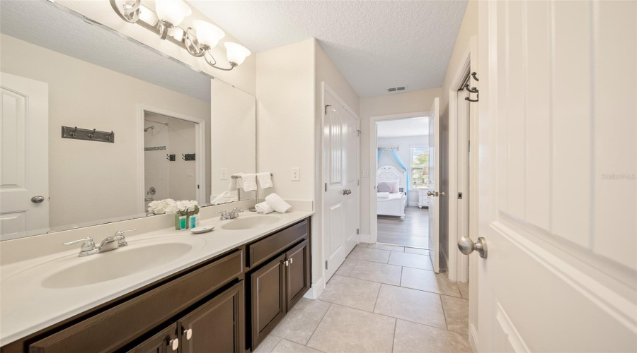 Davenport, Florida 33837, 6 Bedrooms Bedrooms, ,4 Bathroomsbathrooms,Residential,For Sale,Oakbourne,Mfro6305379