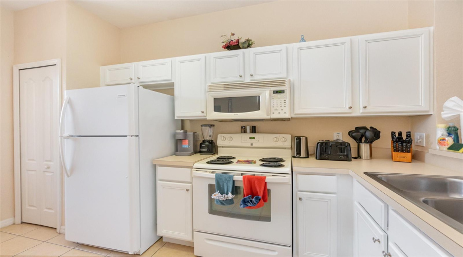 Davenport, Florida 33897, 4 Bedrooms Bedrooms, ,3 Bathroomsbathrooms,Residential,For Sale,Napoli,Mfrtb8382805