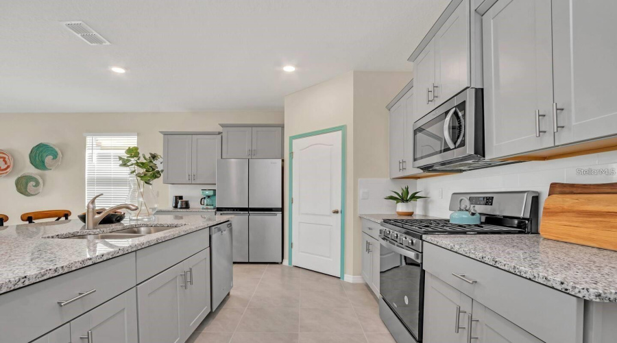 Davenport, Florida 33837, 6 Bedrooms Bedrooms, ,5 Bathroomsbathrooms,Residential,For Sale,Oakmoss,Mfrtb8383269