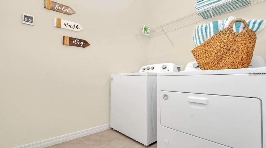 Davenport, Florida 33837, 6 Bedrooms Bedrooms, ,5 Bathroomsbathrooms,Residential,For Sale,Oakmoss,Mfrtb8383269