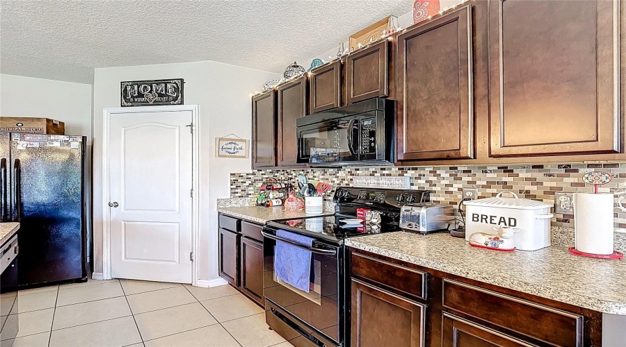 DAVENPORT, Florida 33897, 5 Bedrooms Bedrooms, ,3 BathroomsBathrooms,Residential,For Sale,LAZY WILLOW,0,MFRTB8383154