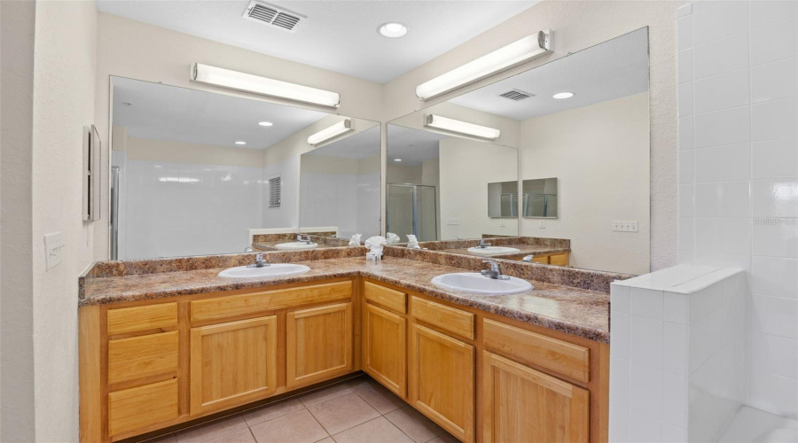 Kissimmee, Florida 34747, 3 Bedrooms Bedrooms, ,2 Bathroomsbathrooms,Residential,For Sale,Pirates Retreat,Mfrs5126514