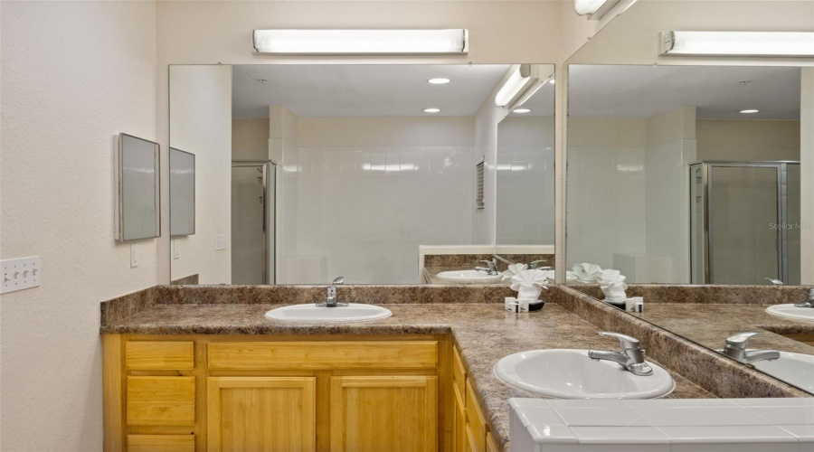 Kissimmee, Florida 34747, 3 Bedrooms Bedrooms, ,2 Bathroomsbathrooms,Residential,For Sale,Pirates Retreat,Mfrs5126514
