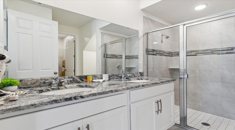 Kissimmee, Florida 34747, 5 Bedrooms Bedrooms, ,4 Bathroomsbathrooms,Residential,For Sale,Tropical Palms Circle,Mfro6307573