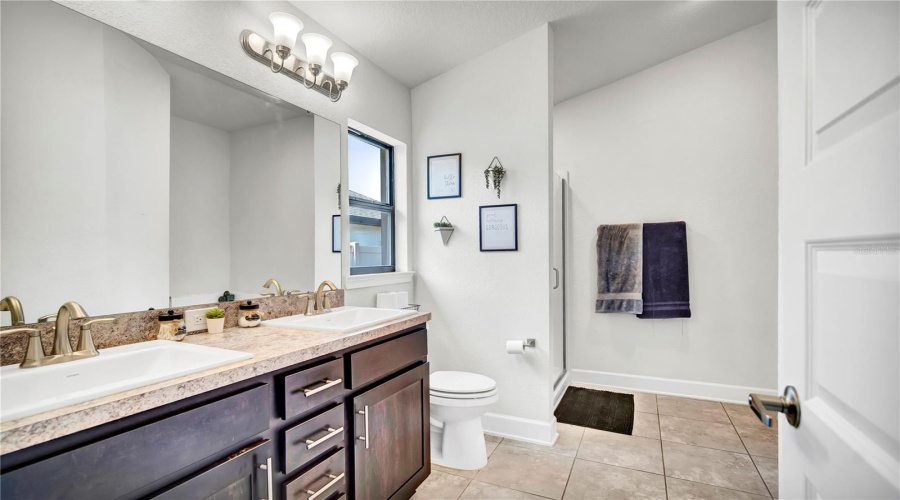 Master Bathroom W/ Dual Vanity Sinks