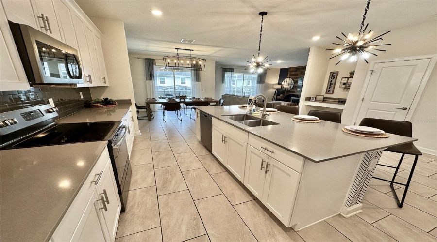 DAVENPORT, Florida 33896, 6 Bedrooms Bedrooms, ,5 BathroomsBathrooms,Residential,For Sale,LEADER,0,MFRO6308367