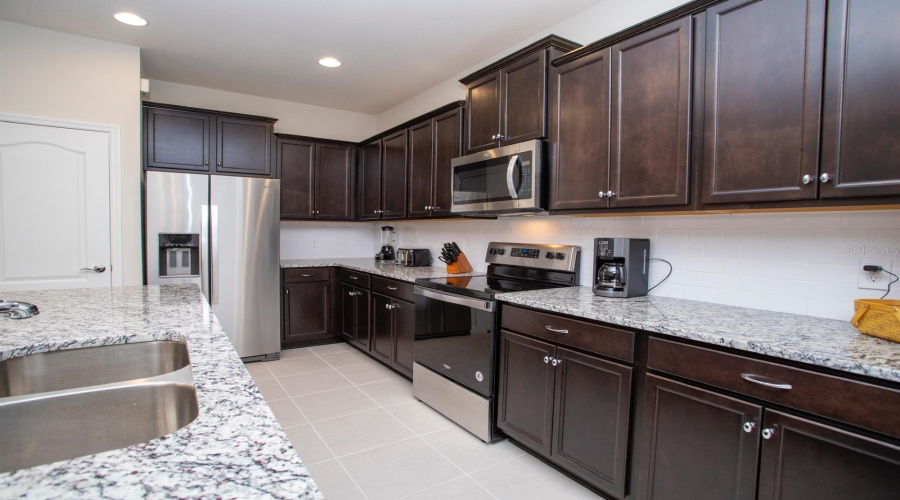 Kissimmee, Florida 34747, 5 Bedrooms Bedrooms, ,4 Bathroomsbathrooms,Residential,For Sale,Sydney,Mfro6306929