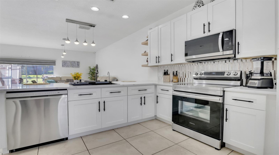 Kissimmee, Florida 34747, 3 Bedrooms Bedrooms, ,2 Bathroomsbathrooms,Residential,For Sale,Bird Of Paradise Ln,Mfrs5123684