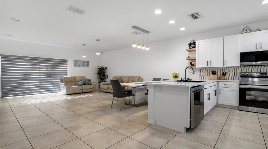 Kissimmee, Florida 34747, 3 Bedrooms Bedrooms, ,2 Bathroomsbathrooms,Residential,For Sale,Bird Of Paradise Ln,Mfrs5123684