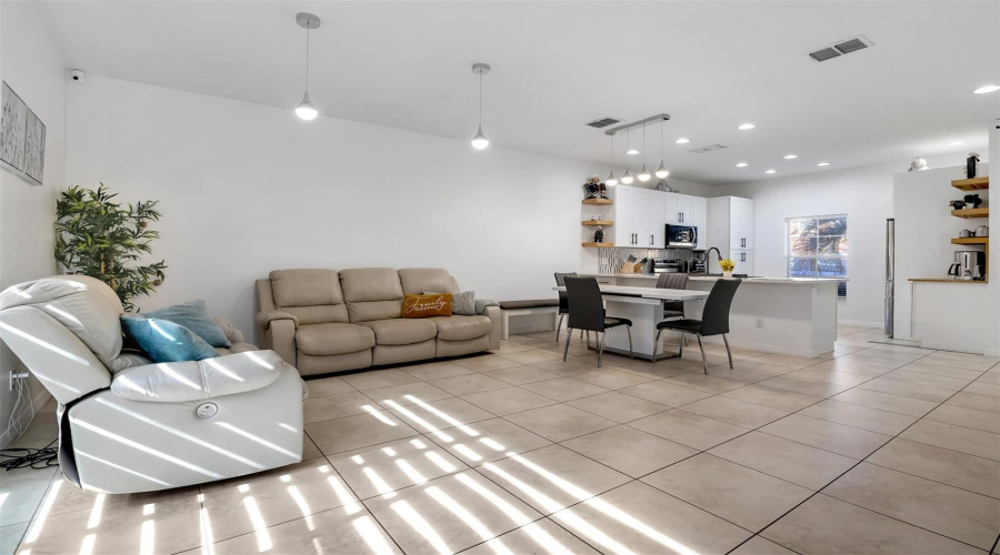 Kissimmee, Florida 34747, 3 Bedrooms Bedrooms, ,2 Bathroomsbathrooms,Residential,For Sale,Bird Of Paradise Ln,Mfrs5123684