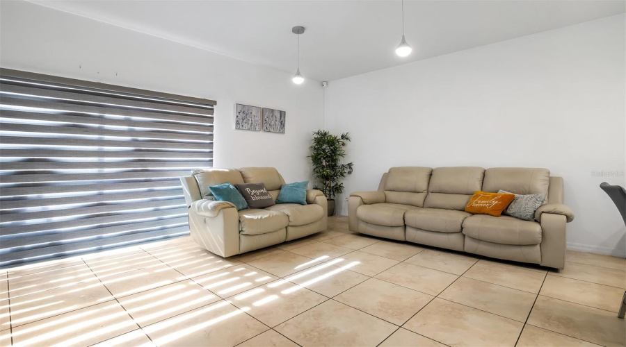 Kissimmee, Florida 34747, 3 Bedrooms Bedrooms, ,2 Bathroomsbathrooms,Residential,For Sale,Bird Of Paradise Ln,Mfrs5123684
