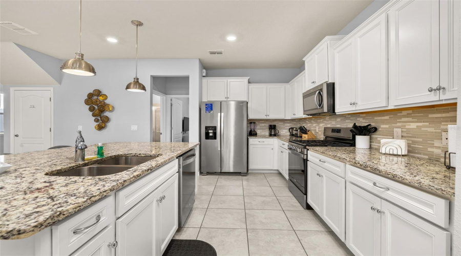 Davenport, Florida 33837, 5 Bedrooms Bedrooms, ,4 Bathroomsbathrooms,Residential,For Sale,Oakmoss,Mfrs5126356