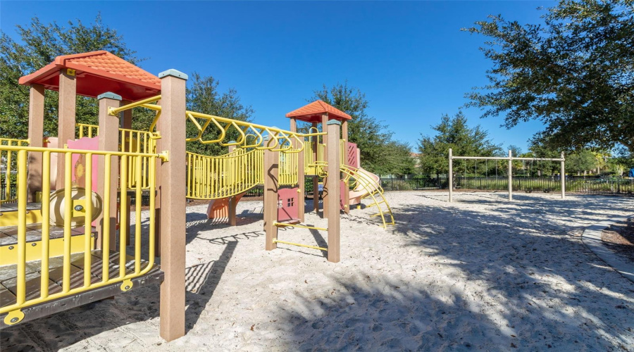 Davenport, Florida 33837, 5 Bedrooms Bedrooms, ,4 Bathroomsbathrooms,Residential,For Sale,Oakmoss,Mfrs5126356