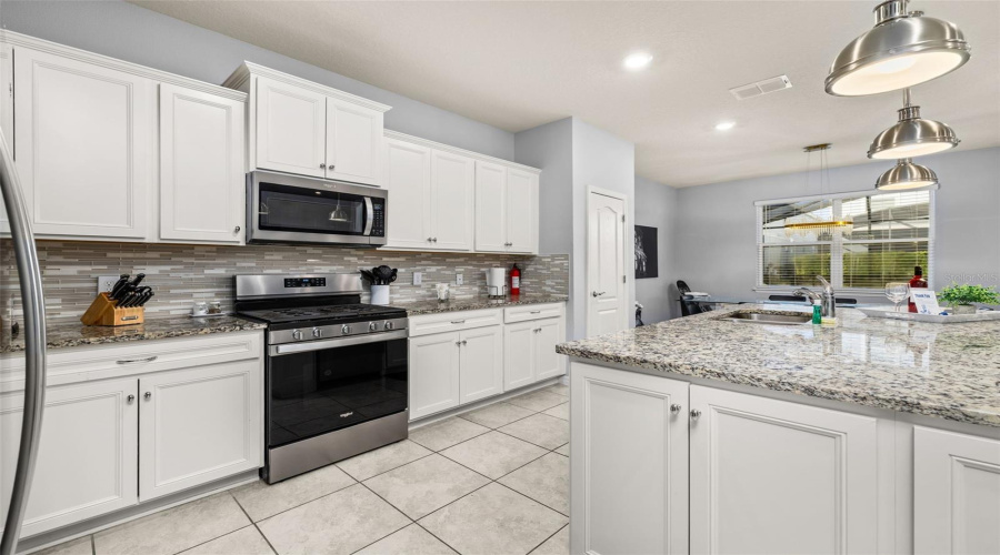 Davenport, Florida 33837, 5 Bedrooms Bedrooms, ,4 Bathroomsbathrooms,Residential,For Sale,Oakmoss,Mfrs5126356