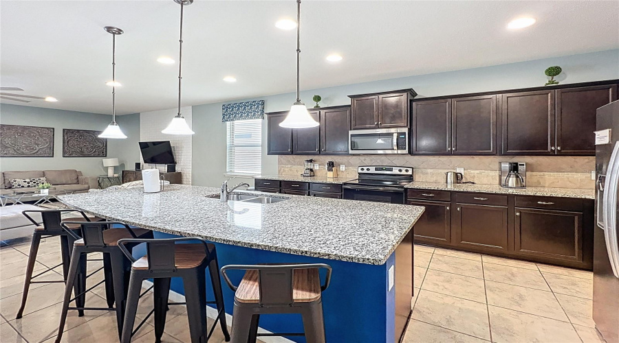 Kissimmee, Florida 34747, 8 Bedrooms Bedrooms, ,6 Bathroomsbathrooms,Residential,For Sale,Lima,Mfrs5126817