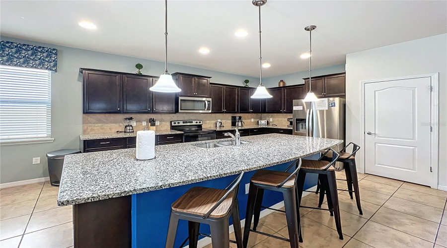 Kissimmee, Florida 34747, 8 Bedrooms Bedrooms, ,6 Bathroomsbathrooms,Residential,For Sale,Lima,Mfrs5126817