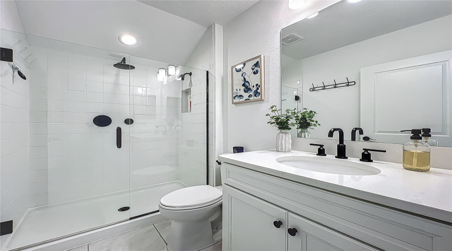 Upstairs Full Bathroom