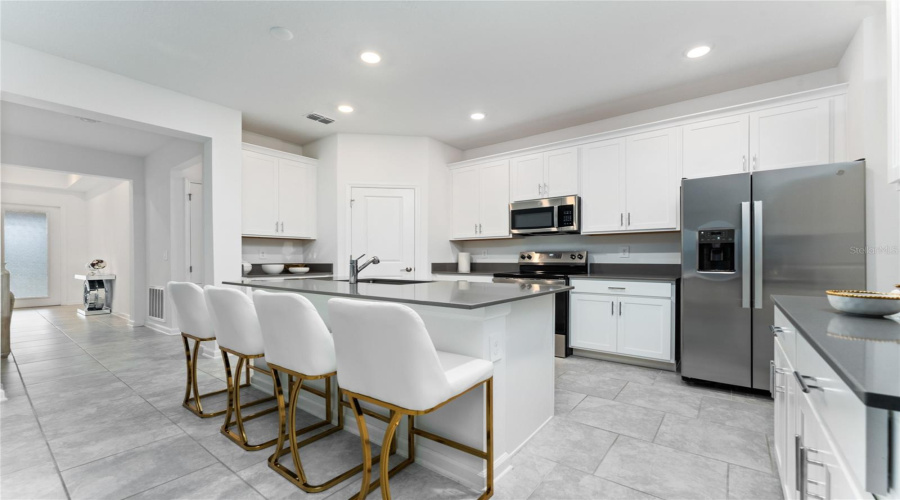 Davenport, Florida 33896, 4 Bedrooms Bedrooms, ,3 Bathroomsbathrooms,Residential,For Sale,Chipping Square,Mfrs5126941