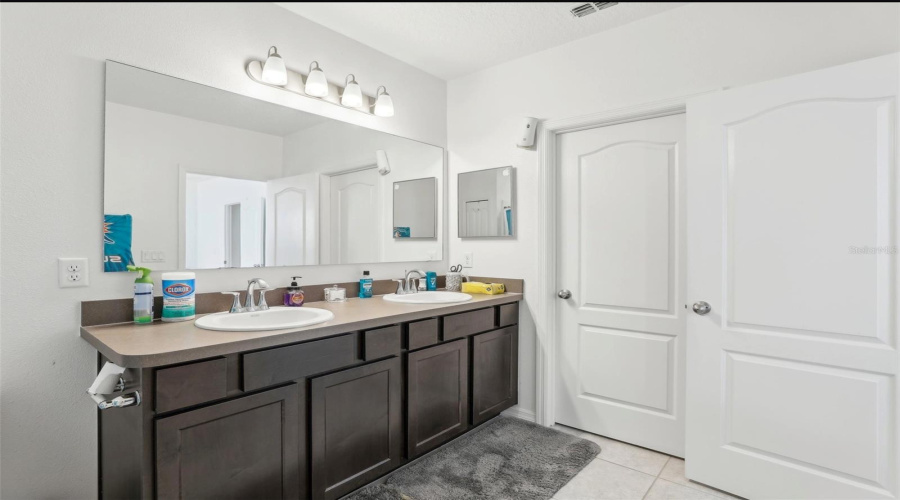 Kissimmee, Florida 34746, 3 Bedrooms Bedrooms, ,2 Bathroomsbathrooms,Residential,For Sale,Desert Rose,Mfrs5127049