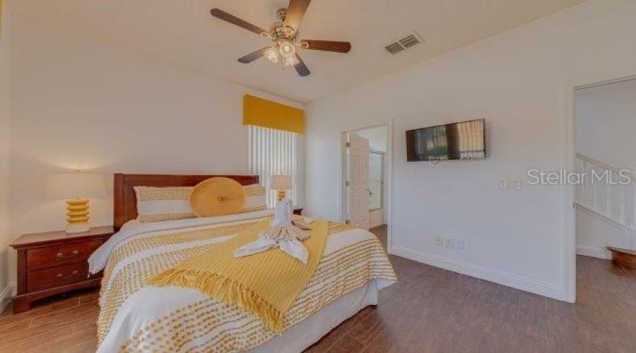 Ceiling Fan And Wall Mounted Tv Screen, Built In Closet And Ensuite Soor