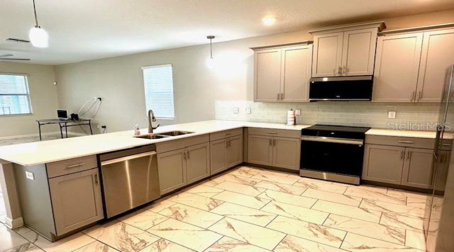 DAVENPORT, Florida 33896, 8 Bedrooms Bedrooms, ,5 BathroomsBathrooms,Residential,For Sale,MAIDSTONE,0,MFRO6309591