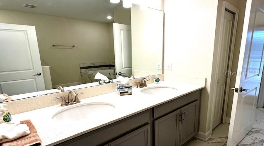 DAVENPORT, Florida 33896, 8 Bedrooms Bedrooms, ,5 BathroomsBathrooms,Residential,For Sale,MAIDSTONE,0,MFRO6309591