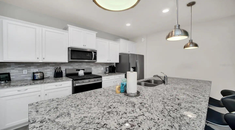 DAVENPORT, Florida 33837, 7 Bedrooms Bedrooms, ,5 BathroomsBathrooms,Residential,For Sale,OAKMOSS,0,MFRO6310194