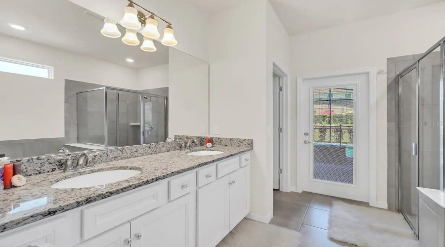 DAVENPORT, Florida 33837, 7 Bedrooms Bedrooms, ,5 BathroomsBathrooms,Residential,For Sale,OAKMOSS,0,MFRO6310194