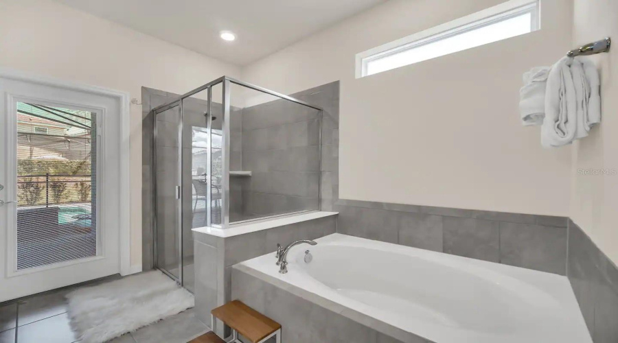 DAVENPORT, Florida 33837, 7 Bedrooms Bedrooms, ,5 BathroomsBathrooms,Residential,For Sale,OAKMOSS,0,MFRO6310194