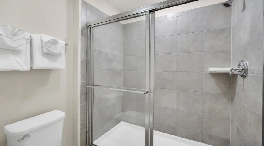 DAVENPORT, Florida 33837, 7 Bedrooms Bedrooms, ,5 BathroomsBathrooms,Residential,For Sale,OAKMOSS,0,MFRO6310194