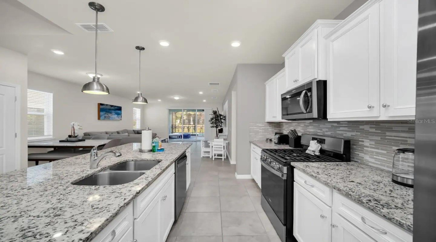 DAVENPORT, Florida 33837, 7 Bedrooms Bedrooms, ,5 BathroomsBathrooms,Residential,For Sale,OAKMOSS,0,MFRO6310194