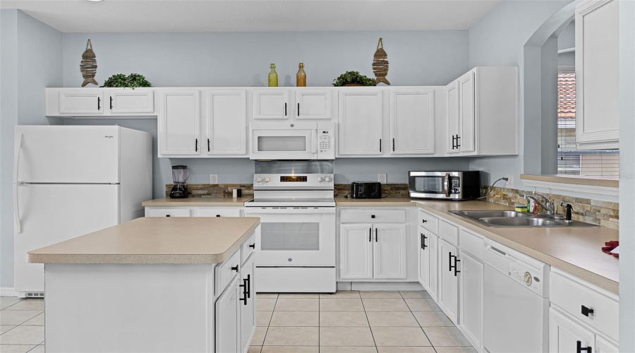 DAVENPORT, Florida 33837, 7 Bedrooms Bedrooms, ,4 BathroomsBathrooms,Residential,For Sale,ROSSO,0,MFRS5127285